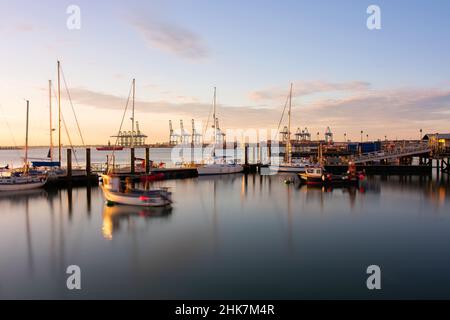 Des bateaux à voile remplissent le port de Harwich au coucher du soleil.Le port de Felixstowe et la jetée historique de Ha'penny peuvent être vus.Harwich & Dovercourt, Essex, Royaume-Uni Banque D'Images