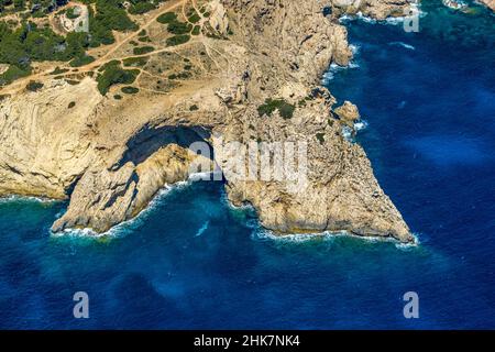 Vue aérienne, grotte et baie de Cova de Castellat, Caja Rajada, Iles Baléares, Majorque, Iles Baléares,Espagne, Cala Gat, Cala Ratjada, ES, Europe,sha Banque D'Images