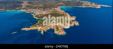 Vue aérienne, Cala Agulla et Cala Rajada avec phare loin, de Capdepera sur Punta de Capdepera, Iles Baléares, Majorque, Capdepera, Isla Baléares Banque D'Images