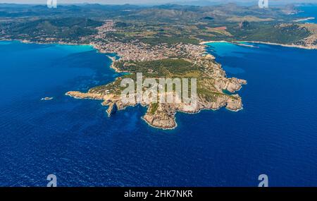 Vue aérienne, Cala Agulla et Cala Rajada avec phare loin, de Capdepera sur Punta de Capdepera, Iles Baléares, Majorque, Capdepera, Isla Baléares Banque D'Images