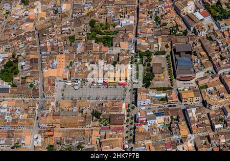 , vue aérienne, centre ville avec place du marché Plaça del Conqueridor, Théâtre municipal Artà, Fundació Teatre Municipal d'Artà, à côté de Biblioteca Mun Banque D'Images