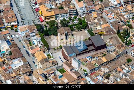 Vue aérienne, Théâtre municipal Artà, Fundació Teatre Municipal d'Artà, à côté Biblioteca Municipal Na Batlessa, Artà, Iles Baléares, Majorque, Ba Banque D'Images