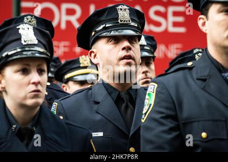 New York, États-Unis.29th janvier 2022.Les officiers de police et de police de la zone tri-état, ligne 5th Avenue, pour respecter leur dernier collègue tombé, l'officier de NYPD Wilbert Mora, après ses funérailles à la cathédrale Saint-Patrick de New York, New York, le 2 février 2022.(Photo de Gabriele Holtermann/Sipa USA) crédit: SIPA USA/Alay Live News Banque D'Images