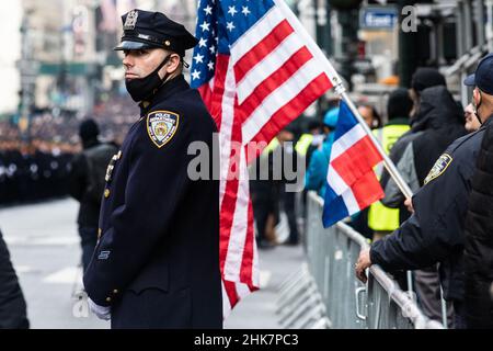 New York, États-Unis.29th janvier 2022.Les officiers de police et de police de la zone tri-état, ligne 5th Avenue, pour respecter leur dernier collègue tombé, l'officier de NYPD Wilbert Mora, après ses funérailles à la cathédrale Saint-Patrick de New York, New York, le 2 février 2022.(Photo de Gabriele Holtermann/Sipa USA) crédit: SIPA USA/Alay Live News Banque D'Images