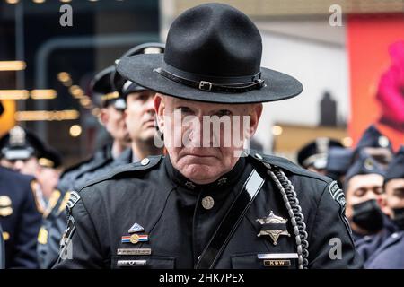 New York, États-Unis.29th janvier 2022.Les officiers de police et de police de la zone tri-état, ligne 5th Avenue, pour respecter leur dernier collègue tombé, l'officier de NYPD Wilbert Mora, après ses funérailles à la cathédrale Saint-Patrick de New York, New York, le 2 février 2022.(Photo de Gabriele Holtermann/Sipa USA) crédit: SIPA USA/Alay Live News Banque D'Images