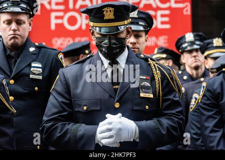 New York, États-Unis.29th janvier 2022.Les officiers de police et de police de la zone tri-état, ligne 5th Avenue, pour respecter leur dernier collègue tombé, l'officier de NYPD Wilbert Mora, après ses funérailles à la cathédrale Saint-Patrick de New York, New York, le 2 février 2022.(Photo de Gabriele Holtermann/Sipa USA) crédit: SIPA USA/Alay Live News Banque D'Images