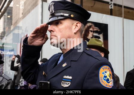 New York, États-Unis.29th janvier 2022.Les officiers de police et de police de la zone tri-état, ligne 5th Avenue, pour respecter leur dernier collègue tombé, l'officier de NYPD Wilbert Mora, après ses funérailles à la cathédrale Saint-Patrick de New York, New York, le 2 février 2022.(Photo de Gabriele Holtermann/Sipa USA) crédit: SIPA USA/Alay Live News Banque D'Images