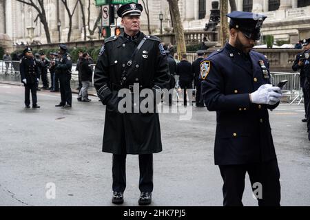 New York, États-Unis.29th janvier 2022.Les officiers de police et de police de la zone tri-état, ligne 5th Avenue, pour respecter leur dernier collègue tombé, l'officier de NYPD Wilbert Mora, après ses funérailles à la cathédrale Saint-Patrick de New York, New York, le 2 février 2022.(Photo de Gabriele Holtermann/Sipa USA) crédit: SIPA USA/Alay Live News Banque D'Images