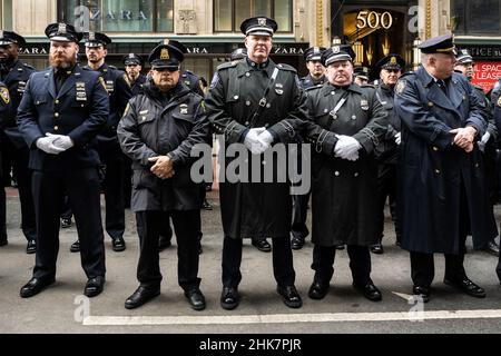 New York, États-Unis.29th janvier 2022.Les officiers de police et de police de la zone tri-état, ligne 5th Avenue, pour respecter leur dernier collègue tombé, l'officier de NYPD Wilbert Mora, après ses funérailles à la cathédrale Saint-Patrick de New York, New York, le 2 février 2022.(Photo de Gabriele Holtermann/Sipa USA) crédit: SIPA USA/Alay Live News Banque D'Images