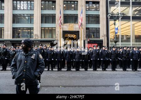 New York, États-Unis.29th janvier 2022.Les officiers de police et de police de la zone tri-état, ligne 5th Avenue, pour respecter leur dernier collègue tombé, l'officier de NYPD Wilbert Mora, après ses funérailles à la cathédrale Saint-Patrick de New York, New York, le 2 février 2022.(Photo de Gabriele Holtermann/Sipa USA) crédit: SIPA USA/Alay Live News Banque D'Images
