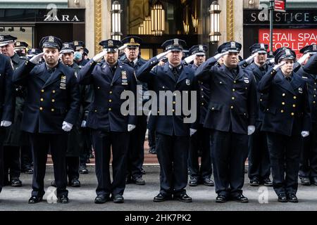 New York, États-Unis.29th janvier 2022.Les officiers de police et de police de la zone tri-état, ligne 5th Avenue, pour respecter leur dernier collègue tombé, l'officier de NYPD Wilbert Mora, après ses funérailles à la cathédrale Saint-Patrick de New York, New York, le 2 février 2022.(Photo de Gabriele Holtermann/Sipa USA) crédit: SIPA USA/Alay Live News Banque D'Images