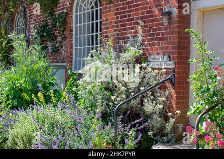 Un panneau lit Flatford Mill, les résidents seulement s'il vous plaît situé parmi les usines à l'extérieur de Flatford, exploité par le National Trust à Suffolk, Angleterre. Banque D'Images