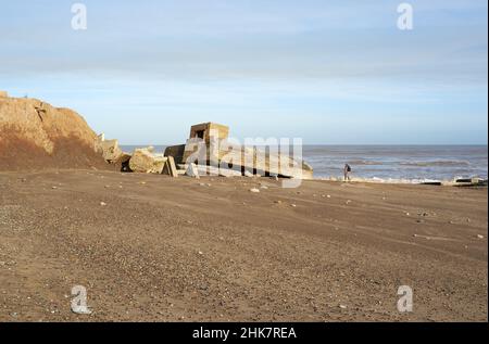 S'est effondré WW2 bunker sur une plage Banque D'Images