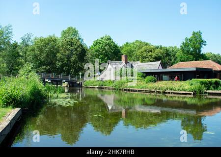 Vue sur le Tatched Bridge Cottage, le pont en bois, le salon de thé et la boutique de Flatford, exploité par le National Trust à Suffolk, en Angleterre. Banque D'Images