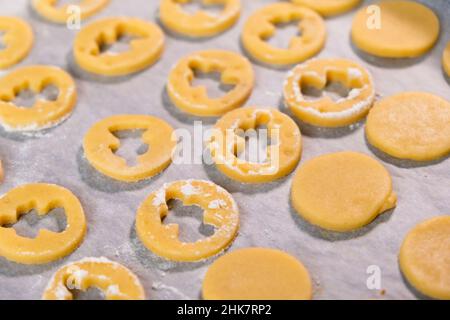 Biscuits au sucre en forme d'anges sur le papier de cuisson prêt pour la Saint-Valentin.Biscuits faits maison Banque D'Images