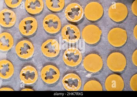 Vue de dessus des biscuits de sucre en forme d'anges sur le papier de cuisson prêt pour la cuisson pour la Saint-Valentin.Biscuits faits maison Banque D'Images