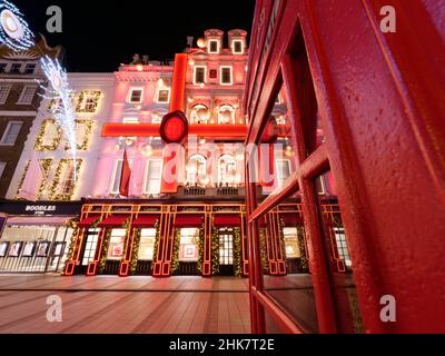 Londres, Grand Londres, Angleterre, janvier 4th 2022 : la boîte téléphonique et les joyaux Cartier façade de Noël festive sur New Bond Street la nuit. Banque D'Images