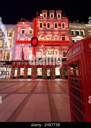 Londres, Grand Londres, Angleterre, janvier 4th 2022 : la boîte téléphonique et les joyaux Cartier façade de Noël festive sur New Bond Street la nuit. Banque D'Images