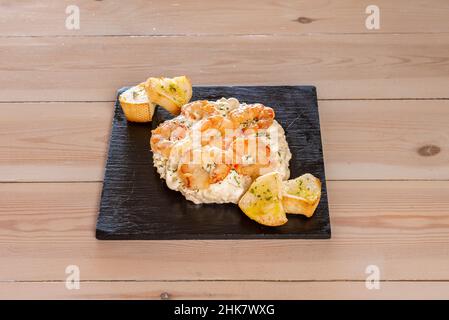 Recette facile pour la salade de pommes de terre et de crevettes, fraîche et copieuse pour les repas d'été. Banque D'Images