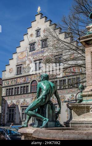 La vieille ville de Lindau est située sur une île historique au bord du lac de Constance avec un charme distinctif entouré d'un lac aux eaux cristallines et d'un environnement luxuriant Banque D'Images