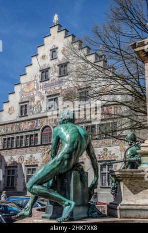 La vieille ville de Lindau est située sur une île historique au bord du lac de Constance avec un charme distinctif entouré d'un lac aux eaux cristallines et d'un environnement luxuriant Banque D'Images