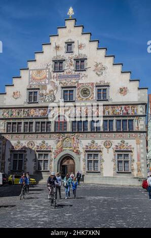 La vieille ville de Lindau est située sur une île historique au bord du lac de Constance avec un charme distinctif entouré d'un lac aux eaux cristallines et d'un environnement luxuriant Banque D'Images