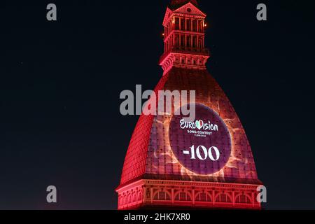 Le logo du Concours Eurovision de la chanson est projeté sur le Mole Antonelliana.L'édition 66th aura lieu à Turin en mai 2022.Turin, Italie - février 2022 Banque D'Images