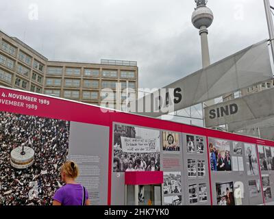 Exposition sur la Révolution paisible sur Alexanderplatz, avec la Tour de télévision de Berlin en arrière-plan, juin 2009 Banque D'Images