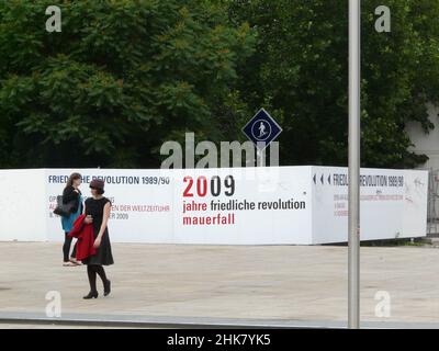 Exposition sur le 20th anniversaire de la Révolution pacifique est-allemande sur Alexanderplatz à Berlin, juin 2009 Banque D'Images