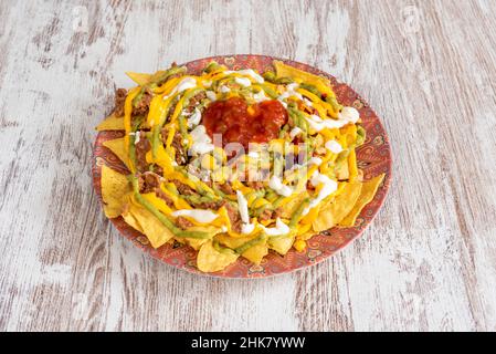 Les nachos sont un plat d'origine mexicaine, composé de morceaux de friture de tortilla de maïs couverts d'un fromage spécial appelé 'queso para nachos' Banque D'Images