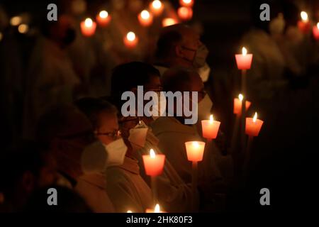 Vatican, Italie.02nd févr. 2022.Le Pape François 'Fête des bougies' pendant la Messe pour la Solennité de la présentation de notre Seigneur à la basilique Saint-Pierre au Vatican. Le 2 février 2022 crédit: dpa/Alamy Live News Banque D'Images