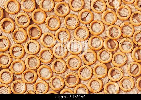 Fond de mini bretzels savoureux avec coquelicot et chips, vue de dessus, plat Banque D'Images