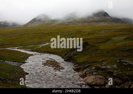 Montagnes autour de Viterskalet hutte lors d'un après-midi pluvieux et brumeux, sentier Kungsleden, Laponie, Suède Banque D'Images