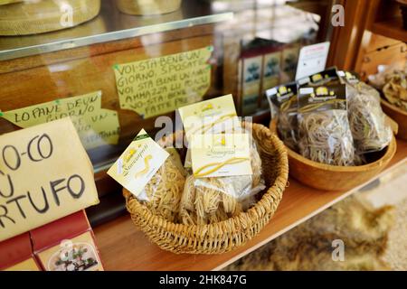 NORCIA, ITALIE - 12 JUIN 2019 : viandes séchées, saucisses et salami vendus comme charcuterie locale typique.L'un des nombreux magasins typiques vendant des aliments en No Banque D'Images