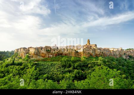 La ville de Pitigliano, située au sommet d'une crête volcanique tufa, connue sous le nom de la petite Jérusalem, entourée de vallées luxuriantes sculptées par les rivières de la tente et de la Meleta. Banque D'Images