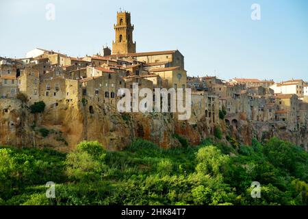 La ville de Pitigliano, située au sommet d'une crête volcanique tufa, connue sous le nom de la petite Jérusalem, entourée de vallées luxuriantes sculptées par les rivières de la tente et de la Meleta. Banque D'Images