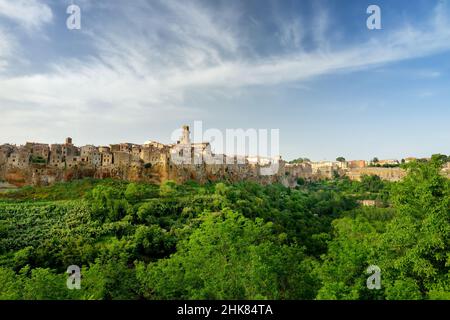 La ville de Pitigliano, située au sommet d'une crête volcanique tufa, connue sous le nom de la petite Jérusalem, entourée de vallées luxuriantes sculptées par les rivières de la tente et de la Meleta. Banque D'Images