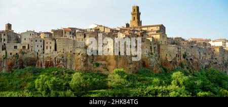 La ville de Pitigliano, située au sommet d'une crête volcanique tufa, connue sous le nom de la petite Jérusalem, entourée de vallées luxuriantes sculptées par les rivières de la tente et de la Meleta. Banque D'Images