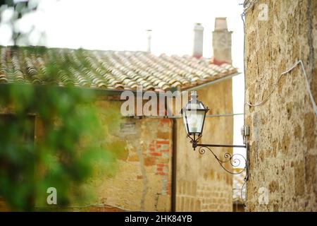 Étroites vieilles rues de la célèbre ville de Pitigliano, située au sommet d'une crête volcanique tufa, connue sous le nom de la petite Jérusalem.Belles villes italiennes et villa Banque D'Images