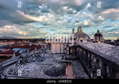 Les magnifiques dômes sur le toit de la cathédrale de León, classée au patrimoine mondial de l'UNESCO, León, Nicaragua Banque D'Images