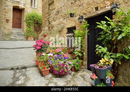 Vieilles rues médiévales du célèbre village de Civita di Bagnoregio, situé au sommet d'une colline volcanique surplombant la vallée du Tibre.L'endroit a Banque D'Images