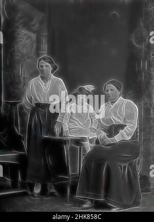 Inspiré par Flanigan 6 BKK CAB, Berry & Co, vers 1920, Wellington, deux femmes, Une assise et une debout, et une petite fille assise sur une table, réimaginée par Artotop. L'art classique réinventé avec une touche moderne. Conception de lumière chaleureuse et gaie, de luminosité et de rayonnement de lumière. La photographie s'inspire du surréalisme et du futurisme, embrassant l'énergie dynamique de la technologie moderne, du mouvement, de la vitesse et révolutionne la culture Banque D'Images
