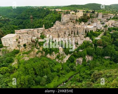 Vue aérienne de Sorano, une ancienne ville médiévale de colline suspendue d'une pierre de tuf au-dessus de la rivière lente.Patrimoine étrusque.Province Grosseto, Toscane, IT Banque D'Images