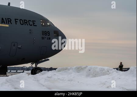 Sgt. MaîtreRon Toia, chargé de charge de l'escadron de transport aérien 758th, discute avec l'équipage tout en effectuant une inspection avant vol d'un C-17 Globemaster III avant une mission d'entraînement à la station de réserve aérienne de l'aéroport international de Pittsburgh, Pennsylvanie, le 2 février 2022.Les aviateurs effectuent des inspections de routine avant le vol avant chaque mission en s'assurant que l'appareil est prêt à fonctionner.(É.-U.Photo de la Force aérienne par Joshua J. Seybert) Banque D'Images