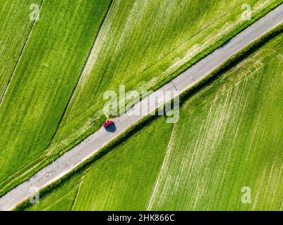 Vue aérienne de dessus en bas de Piano Grande, grand plateau karstique des montagnes Monti Sibillini.Beaux champs verts du Parc National Monti Sibillini, Banque D'Images