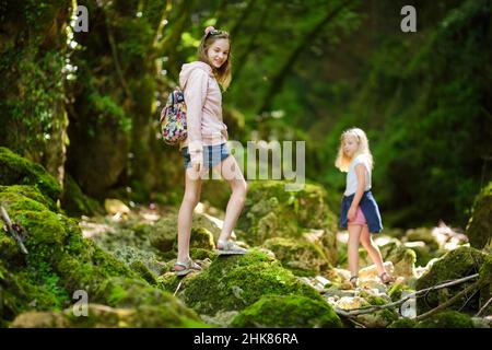 Jeunes filles randonnée à Botro ai Buchi del Diavolo, sentier de randonnée de gorges rocheuses, menant le long de la rivière asséchée.Magnifique sentier qui s'étend dans les bois Banque D'Images