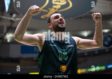 Badalona, Espagne.3rd févr. 2022.Albert Ventura de Joventut Badalona célébrant le match gagnant lors de l'Eurocup 7 jours de match entre le Club Joventut Badalona et le Partizan NIS Belgrade au Palau Olimpic de Badalona à Barcelone.(Image de crédit : © David Ramirez/DAX via ZUMA Press Wire) Banque D'Images