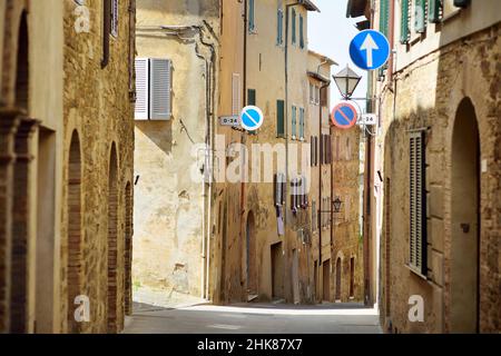 Charmante rue médiévale de la ville de Montalcino, située au sommet d'une colline et entourée de vignobles, connue dans le monde entier pour la production de délicieux Banque D'Images