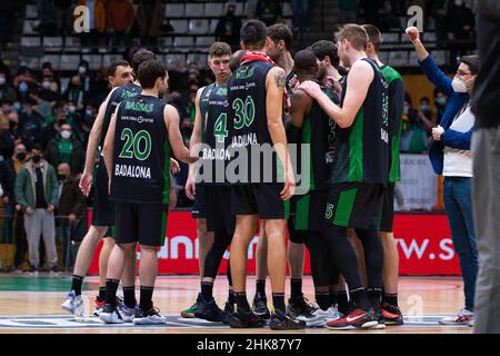 Badalona, Espagne.3rd févr. 2022. Les joueurs de Joventut Badalona célèbrent le match gagnant lors du match de 7 jours de l'Eurocup entre le Club Joventut Badalona et le Partizan NIS Belgrade au Palau Olimpic de Badalona à Barcelone.(Image de crédit : © David Ramirez/DAX via ZUMA Press Wire) Banque D'Images