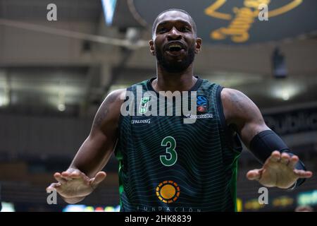 Badalona, Espagne.3rd févr. 2022.Brandon Paul de Joventut Badalona célèbre le match gagnant lors du match de 7 jours de l'Eurocup entre le Club Joventut Badalona et le Partizan NIS Belgrade au Palau Olimpic de Badalona à Barcelone.(Image de crédit : © David Ramirez/DAX via ZUMA Press Wire) Banque D'Images